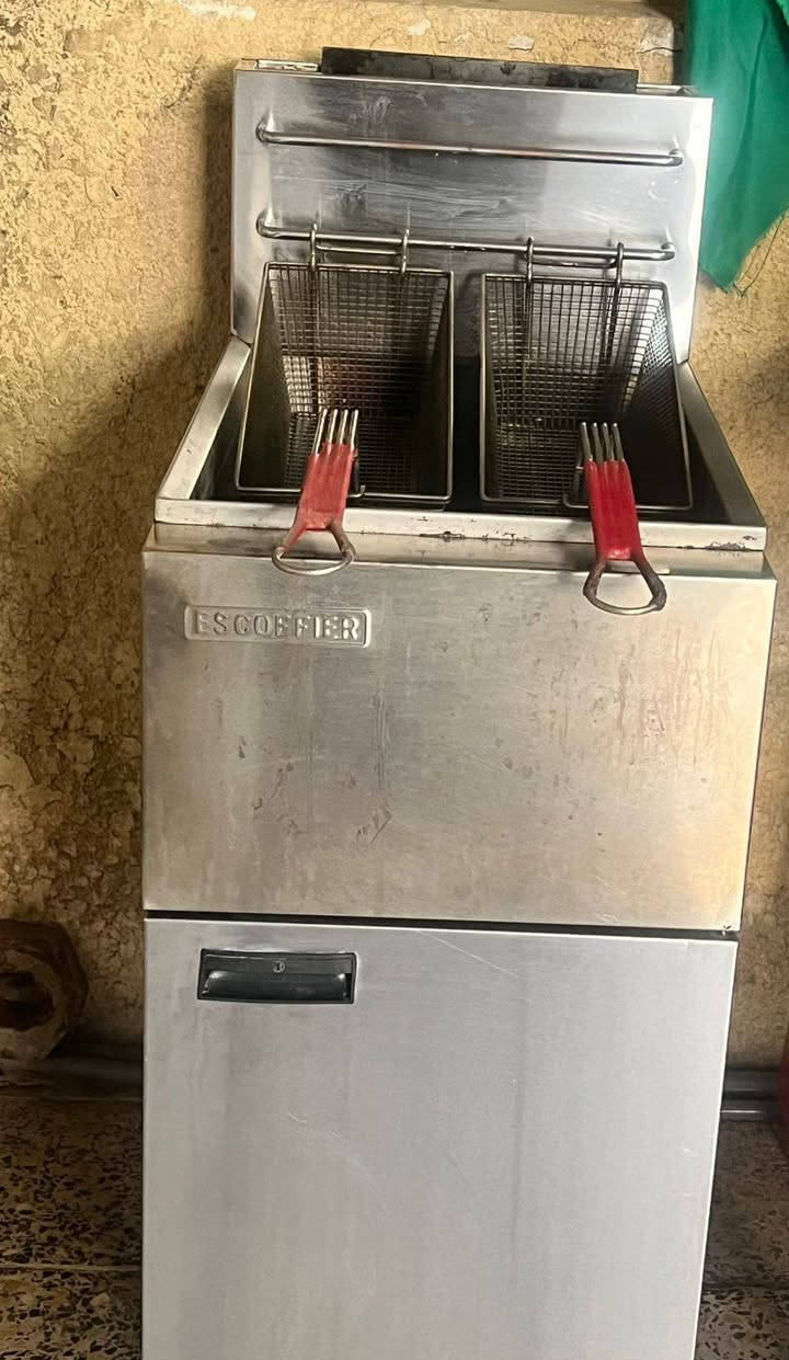 غراض مطعم للبيع عنوان بغداد جميله
مفتح شهر ومعزل بعدهن جدد 
اكو بعد خلاط حمص 
ومثرامه لحم 
ميز شاي 
ومياز مرمر
وقطعه علان ضوئيه 
اني مكلف بل نشر تواصل مع هذا الرقم
‏‪***********‬‏
