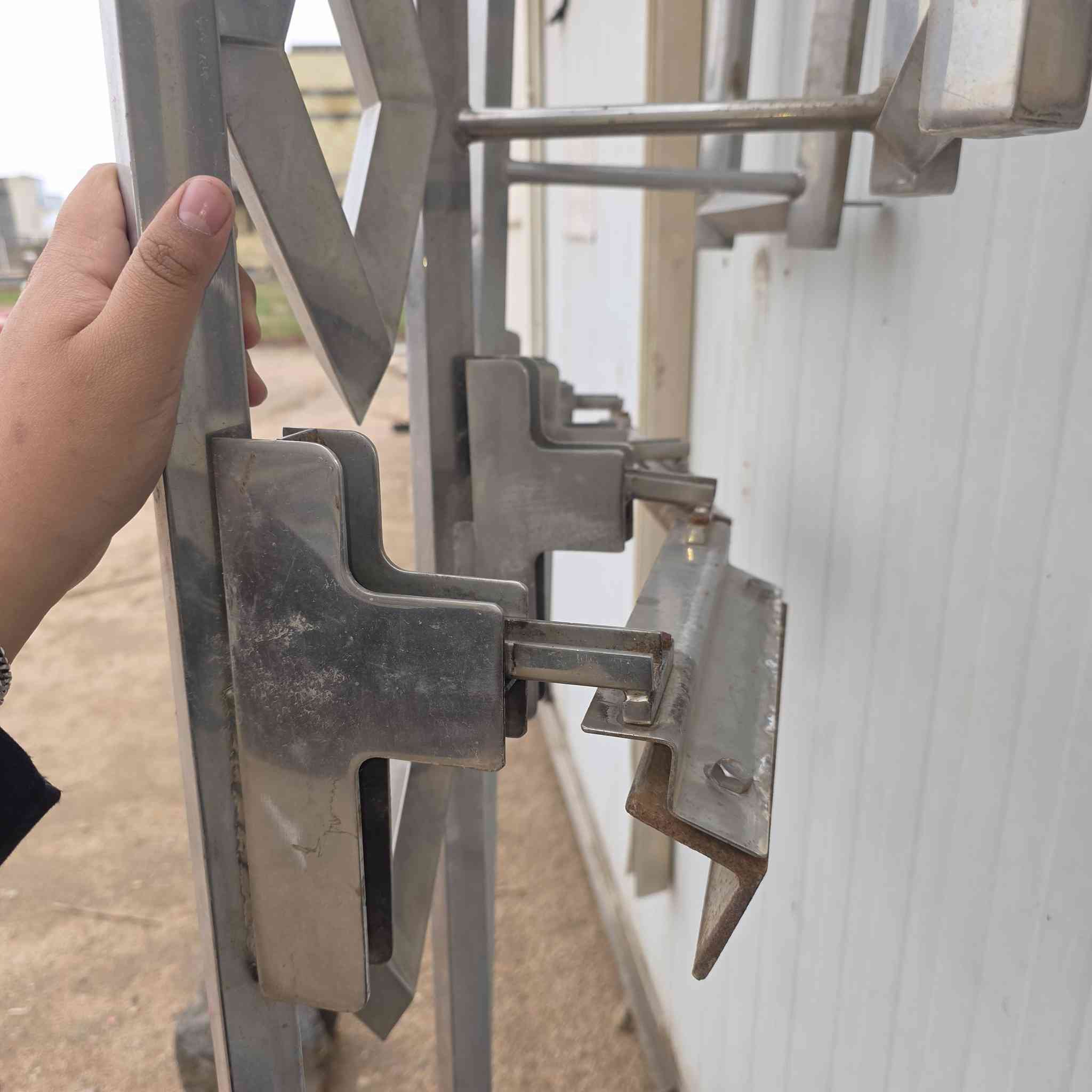 زوج درج سل ستيل
العنوان ابي الخصيب 
السعر ٥٥٠ بيها مجال 
الاستفسار ***********
