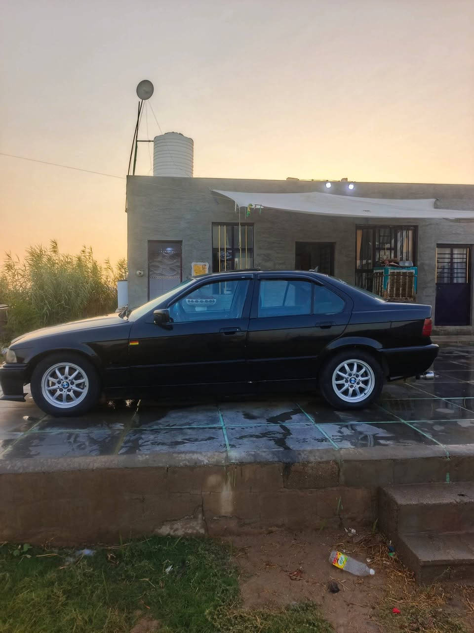 BMW E36
موديل 1992 
لون اسود غير محدد 
رقم بغداد انكليزي

مكينه 4 سلندر بلاديه خير من الله لا تنقيص لا تبخير
كير عادي 5 نمر
فتحة سقف 
كهربائيات خير من الله كلها شغاله 
بدون حادث قوي بيها طخات بسيطه ومعمره 
مكاني صويره تبعد عن بغداد 65 كم 
نقصها 
غاز وتنصيب للتبريد
مشط ستيرن يمشي بس يذب دهن عوزه تبديل
السعر 37 
اي استفسار متوفر واتساب واتصال   ***********
