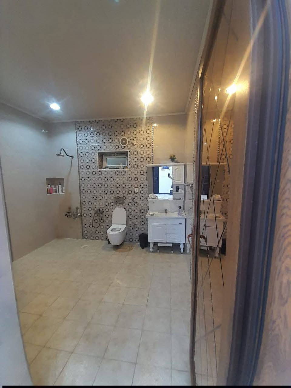 اللهم صلِ على محمد وال محمد
دار للبيع المساحة 340 متر طابو زراعي سند 25 تحويل مباشر مكانه جزائر خلف بانزين خانه مرجان شارع التانكي يبعد عن شارع العام 250 متر البناء حديث سنه البناء 2022
 (( الدار يباع مع الأثاث ))الاستفسار الاتصال علي الرقم ***********
