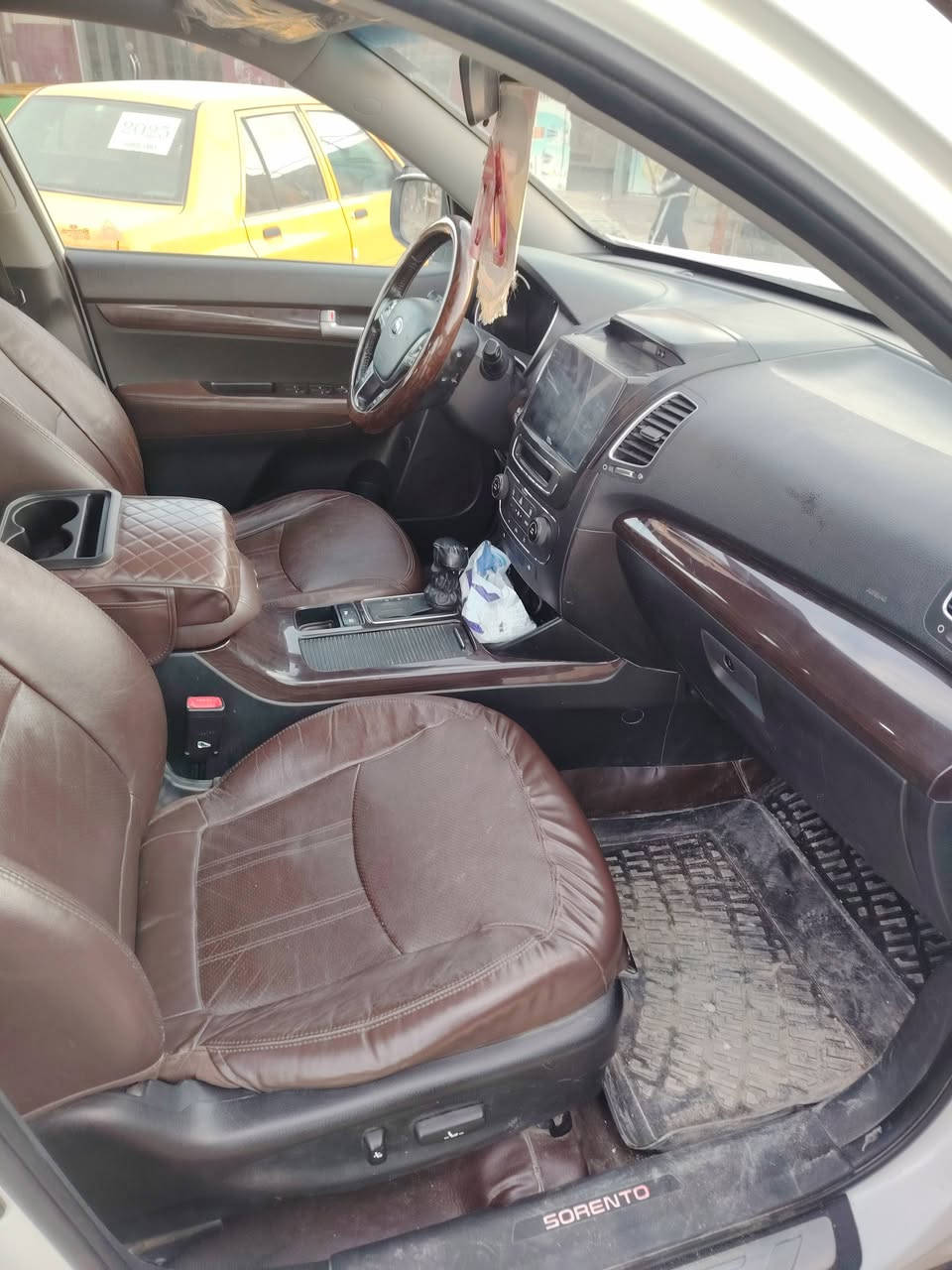 السلام عليكم سورنتو ٢٠١٤..
السياره مكفوله كفاله عامه رقم قادسيه دولي سياره فول ماعدى الفتحه السياره كشر نظيف و دواخلها مرتبه وارد كويتي 4×4 (فور ويل) السعر 200$ وقابل للتفاوض..
للاستفسار على الرقم :***********.

