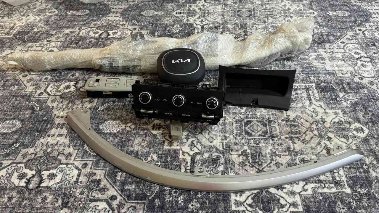 السلام عليكم غراض للبيع كيا كرنفال ٢٠٢٢ وارد برده ايرباك وكبسوله وكونترول وكفر مال الحصان تحكم تدفئه وتبريد وحاجب لايت ايمن وتحكم تدفئه وتبريد خلفي كلمن وسعره هذا رقمي *********** اتصل وتامر امر وأرجو المعذره ما متواجد على الفيس رقمي بي واتساب
