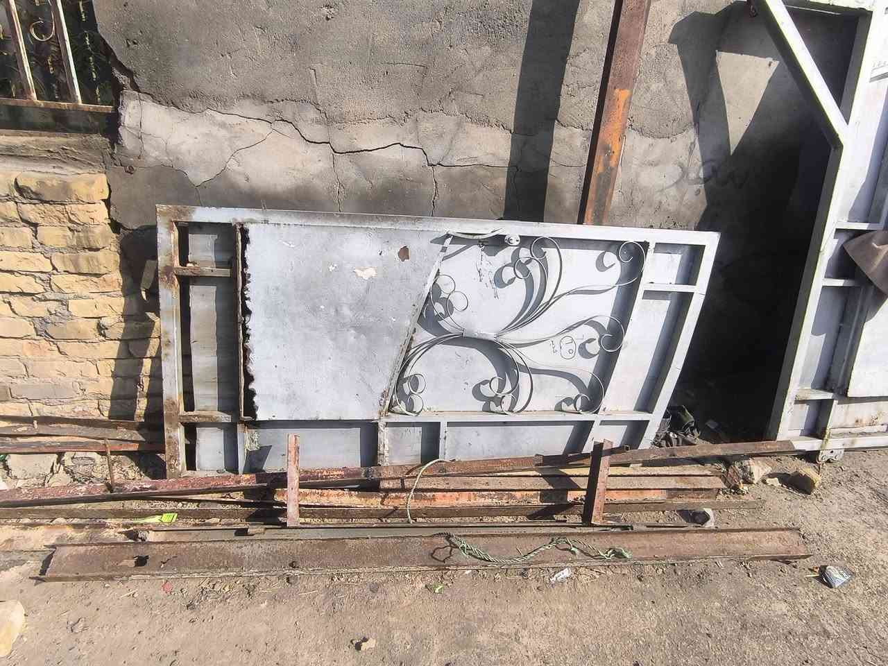 سلام عليكم بيبان البيع باب اسلايت ريسي مرتب وحديد ثقيل عوزه شويه ترتيبات قياس 3متر +2بيبان متر باب مطبخ وباب غرفه سياج كلشي يرهم سعر باب السلايت 150والبيبان الزغار علا 60وبخدمت شراي العلم حديد ثقيل كلهن المكان ميسان غريت طبر استفسار ***********
