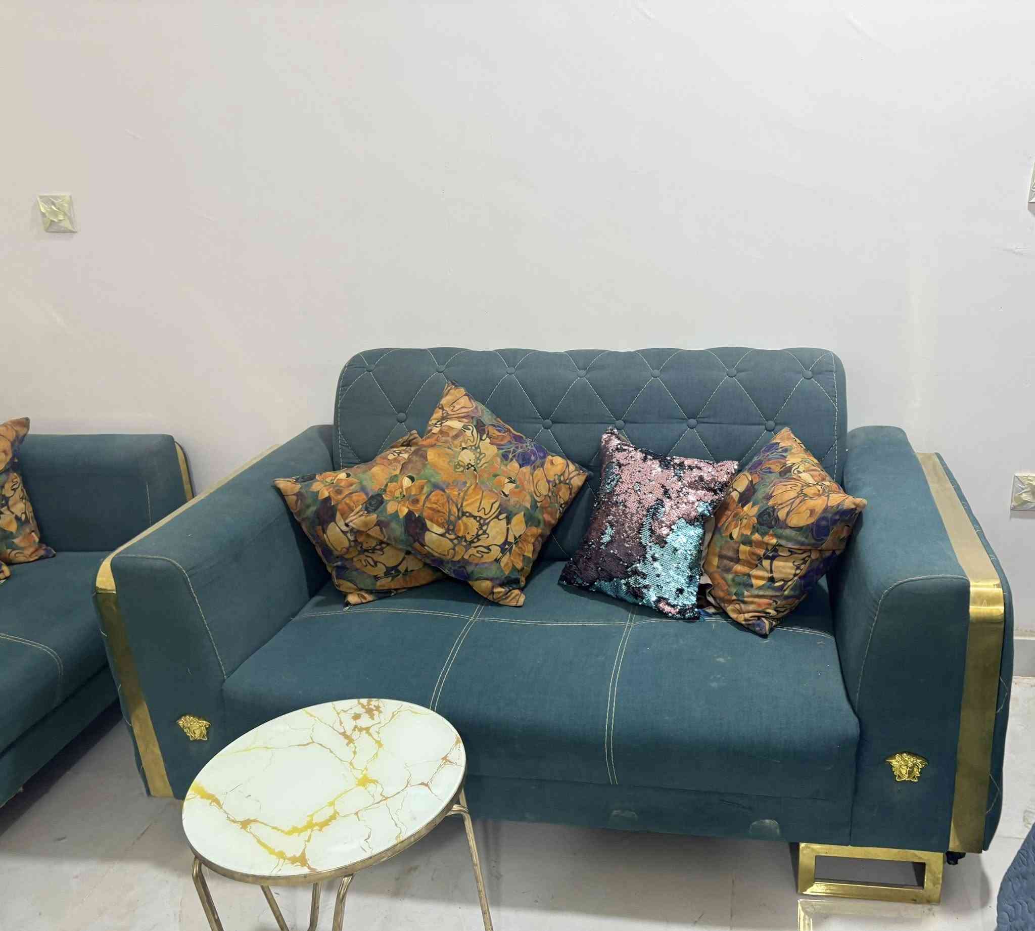 تخومة  قنفات 10مقاعد للبيع العدد ثنين الاول الزيتوني صناعة تركية خشب زان مع أربع طبلات و كراسي/ و الثاني الازرق  هم تركي مودرن حديث 
سعر الزيتوني:550مع الطبلات و الميز
سعر الأزرق :650
العنوان:بغداد حي العامل دور النفط
باقي التفاصيل خاص أو الاتصال على الرقم ***********
