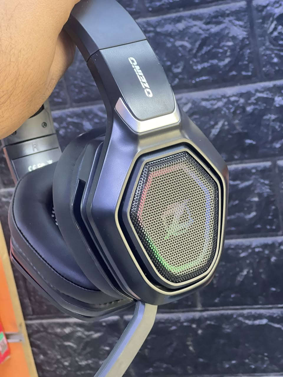 سماعه رأس شركه OZEINO تدعم جميع الهواتف واجهزه ال PC وبلي4وبلي5 وجميع اجهزه الXBOX صوت وتجسيم عالي +اناره محيطيه جديد لوك غير مستعمل السعر 30مع التوصيل للأستفسار ***********
