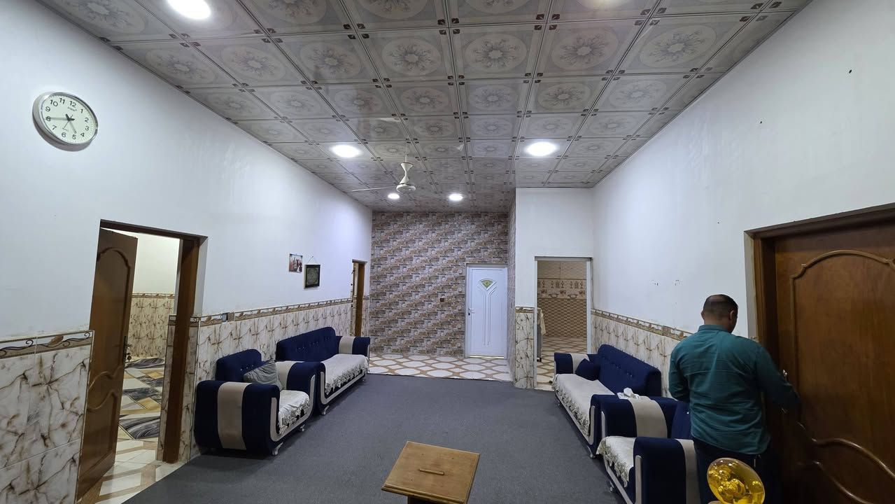 السلام عليكم توفر لدى مكتب الحسن بيت في ابي الخصيب الحي العسكري قرب لمحكمة الجديدة بيت زراعي
 البيت ركن على شارع تبليط 12 متر 
المساحة الكلية 400 متر 
ومساحة البناء تقريبًا 250 متر 
البيت يتكون 
ثلاث غرف نوم +صالة + هول + حمامات داخليه+ ديوانيه+ مطبخ+ حمامات خارجيه وكراج وحديقة كبيرة
البيت بناء طابوق البيت كامل متكامل 
كافة الخدمات موجوده تبليط وماء ومجاري وكهرباء 
السعر 200 وقابل للتفاوض
للاستفسار خاص او ارقام الهاتف
***********
***********
