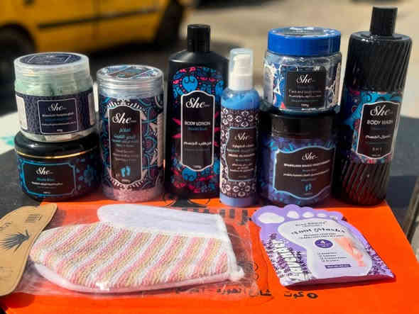 ✅ فوائد مقشر النيلة للجسم:مع بكج النيله المغربيه الزرقاء للجسم 

1. تفتيح البشرة وتوحيد اللون: يقلل من البقع الداكنة، آثار الشمس، والتصبغات.

2. إزالة الخلايا الميتة: يعمل كمقشر طبيعي يعيد للبشرة نعومتها ولمعانها.

3. تنعيم فوري: يعطي ملمس حريري للجسم بعد الاستحمام.

4. تفتيح المناطق الحساسة والداكنة: مثل الركب، الأكواع، الإبطين.

5. علاج آثار الشمس: يقلل من بهتان البشرة الناتج عن التعرض الطويل لأشعة الشمس.

6. شد وتغذية البشرة: يساعد على تحسين مرونة الجلد ويمنحه مظهراً مشرقاً.

7. رائحة منعشة: غالباً يُمزج مع أعشاب وزيوت عطرية تعطي الجسم رائحة مميزة بعد الاستخدام.
تألقي مع كوزمتك العرائس 😍 
❤كوزمتك العرائس❤ 
زورونا على رابط الانستكرام
https://instagram.com/al_3raes2?utm_medium=copy_link
العنوان 🥰ا كوزمتك العرائس المجمع الذهبي الطابق الاول
🎊للأستفسار مراسله الصفحه📩🌈
او المراسله على الواتساب ***********🌹
