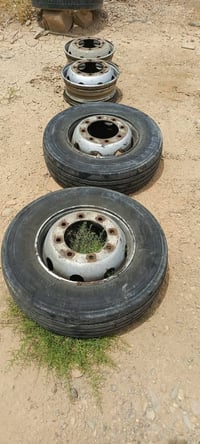 للبيع 4 ويل 19.5 /8 برغي السعر 250 الف مع التايرات 07702818891