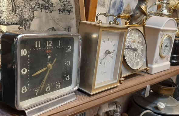 ساعات العدد ٦هل موجود البيع العنوان المحل بغداد المدينه شارع الفلاح حي الكراد قطاع ١٣مقابيل الطاقه الكهرباء هاتفي ***********
