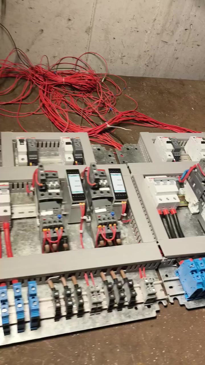 مكتب المهندس رحيم للحلول الكهربائية.
كهرباء بيتك.. تبدأ من "الخارطة" مو بس الوايرات! ⚡🏠
​تخطط تبني بيت جديد؟ أو عندك مشاكل بالكهرباء وتعبت من الترقيع؟
مكتب المهندس رحيم للحلول الكهربائية يقدم لك الحلول الهندسية المتكاملة :
✅ تأسيس وصيانة منزلية: تنفيذ دقيق للمخططات وبإشراف هندسي مباشر.
​✅ رسم وتصميم مخططات كهربائية منزلية: توزيع أحمال مدروس، أماكن إنارة ذكية، وتوزيع نقاط القوى (Sockets) حسب الأثاث.. يعني شغلك يجي "قالب وحافر" بدون تكسير مستقبلي.
​✅ تجميع بوردات ATS احترافية: حماية كاملة للمنزل وتحويل أوتوماتيكي سلس وبأعلى المواقف العالمية.
​✅ حلول استقرار التيار: نخلصك من مشاكل تذبذب الفولتية واحتراق الأجهزة الحساسة.

لأننا نشتغل بالعلم والدقة، ونضمن لك أمان عائلتك وكفاءة منظومة الكهرباء لسنوات طويلة.
​📍 خدمتنا توصلك لباب البيت .
📞 للحجز والاستفسار أو لطلب تصميم مخطط لبيتك، او محلك  راسلنا أو اتصل: [***********]
