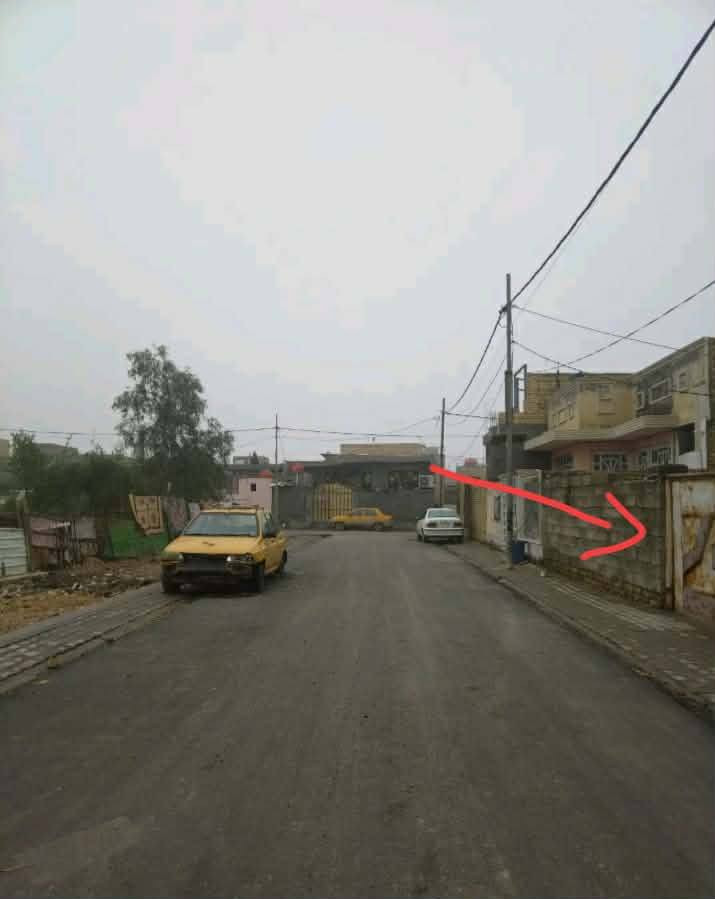 سلام عليكم 
عندي بيت للبيع بسعر مناسب 
مساحة 230 
البناء فقط 80 والباقي ساحة فارغة 
يتكون من غرفتين 
صالة+ صحيات + درج + مطبخ ومنور 
بناء بلوك 
عنوان شارع 30 خلف المستوصف قريب على المدارس جيران المجلس المحلي
ثالث بيت بالفرع مقابل حديقة 

للأتصال ‏‪‪0771 687 9111‬‬‏

واتساب  ***********
