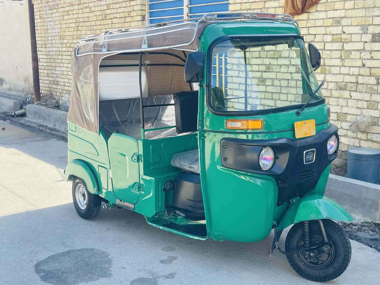 السلام عليكم تكتك البيع مديل 22 شهر 10 مضلع رقم ذي قار تحول مباشر مكينه مبدل بوشه وبستم وكشر بي رشات تخم تاير كله جديد مكان رفاعي سعر 8500وبيه مجال قليل تفاصيل عل تصال فقط ***********
