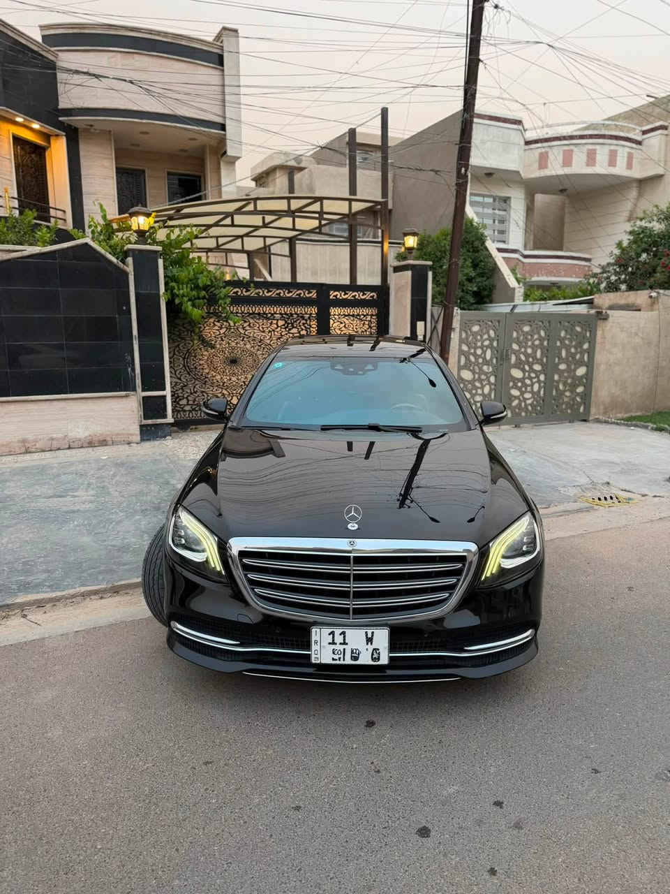السلام عليكم
مارسيدس s 450 
موديل ٢٠١٨ 
رقم بغداد الجديد باسمي هزه وارقام وسنويه جدد
*****السياره لا قطعه مفتوحه ولا شخوط ولا رصعات *****
—————————
المواصفات ؛
١- برده خلفيه 
٢- بانوراما 
٣-كشنات جلد 
٤-كشنات كهرباء 
٥-كامرات ٣٦٠ درجه
٦-  رادارات ٣٦٠ درجه
٧- خزن ميموري للمقاعد الكدام + المقاعد الخلفيه
٨- تدفئ تبريد مقاعد 
الخ …… من المواصفات بعد مارسيدس ميحتاج احجي 
————————————
السياره وارد امريكي كلين تايتل 
مكفوله من للصبغ والضربه والغرق وكلشي 
من سنه ٢٠٢٠ يمي لليوم مداريها ومابيها اي نقص سياره كلش كلش جديده بالنسبه لخواتها 
بس هذاك اليوم اخذتها فحص وكالولي عدك جاملغ خلفي بي كلير جاي من امريكا معرف شنو صراحه بعد ماعرف اذا كان كلامهم صح او غلط 
السياره جدا جديده ومداريها من ناحيه دهن وبانزين وفلاتر وكل غراضها الاصليه وياها وهواي مصروف عليها الله شاهد
——————————————— 
مكاني حي الخضراء مقابيل العامريه 
***********
