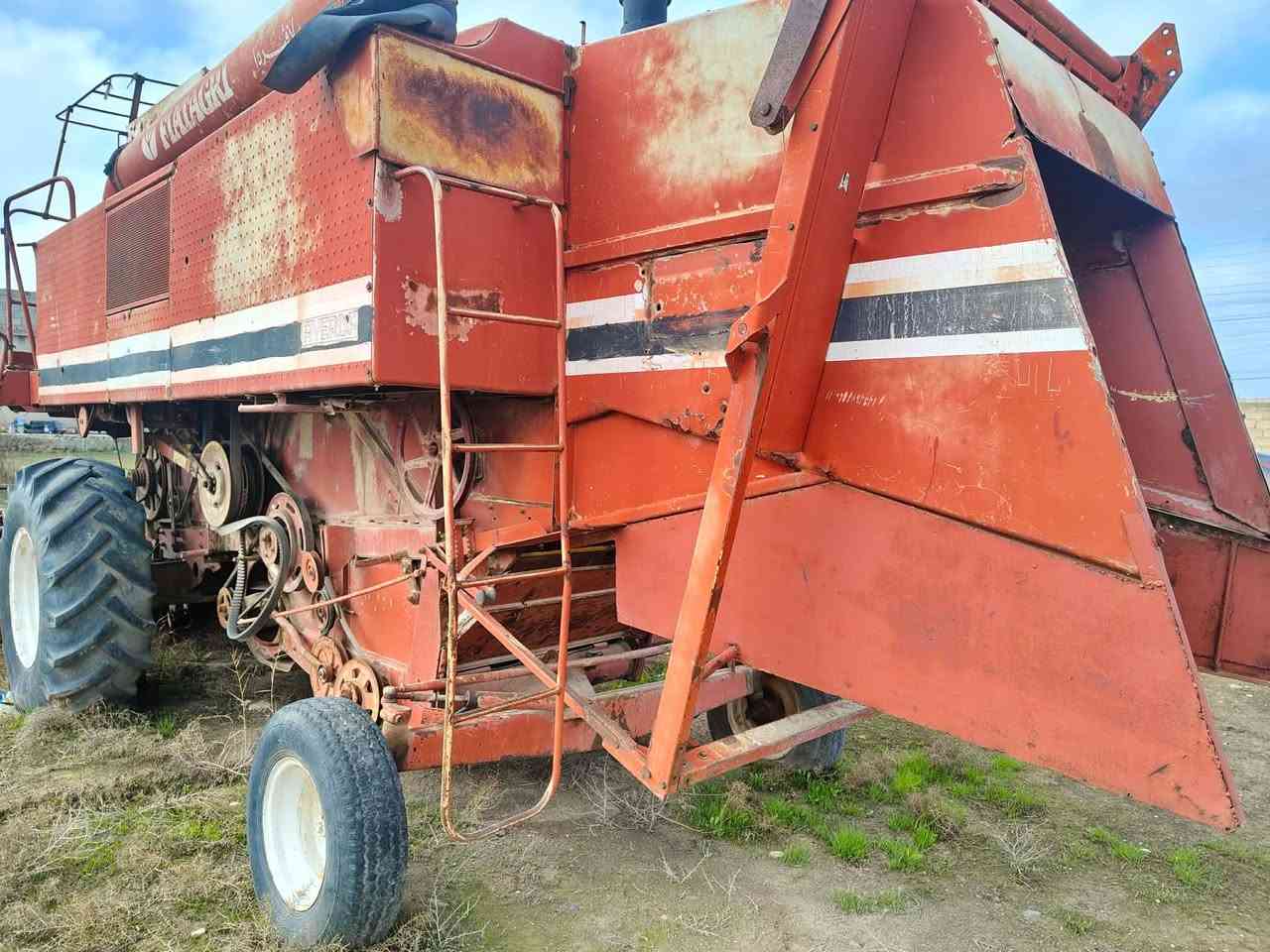 حاصدة لاڤيردا موديل 1985 
رقم و سنوية كامل 
مكانها الموصل 
للتواصل اتصل على رقم بي واتساب 
***********
