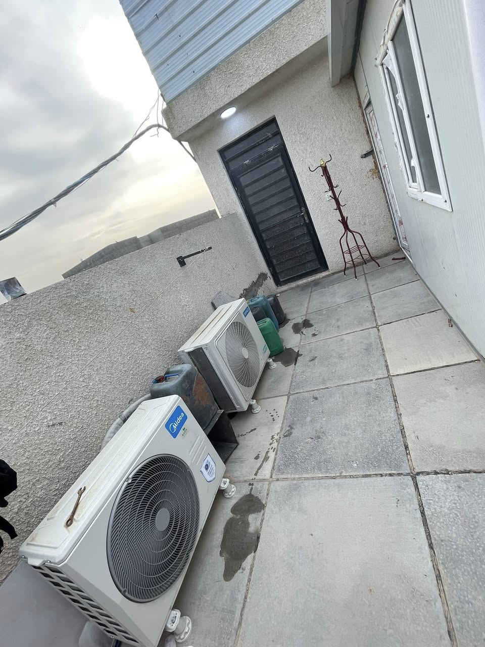 يت للبيع في الدوره زراعي الملا شارع شيخ حيدر يتكون من ثلاث طوابق ٤ غرف نوم صاله كبيره وحولي و٣ مطابخ و٤ حمامات صحيه علماً مساحه البيت ١٠٠متر واجهيه  ٦ال ربع  نزال ١٨متر للستفسار مع صاحب الدار *********** موقع الدوره زارعي الملا شارع شيخ حيدر
