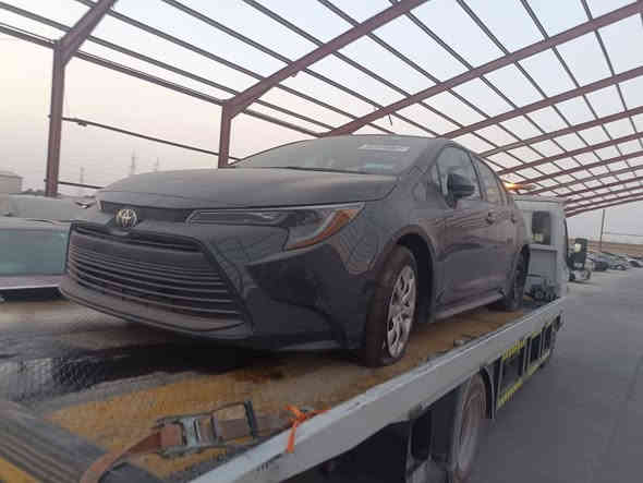 السلام عليكم كورولا موديل 2024
دخول جديد قبل بومين دخلت ترقيم جديد البارحه رقمتها 
بيها قطعتين 
باب السكن بصف السائق تبديل تفصيخ 
وبيها الباب الخلفي بي تصليح وصبغ 
بيها بعض الرصعات خفيفه 
صور الحادث وصور الإمارت بدون رقم صوره الشاصي ويا المنشور 
وهاي كل تفاصيل السياره 
ماشيه 40700كم تقريباً 
داخل مخمل 
تحكمات استيرن 
كامره 
رادارات 
وبعد مواصفات والله ما أعرف بيها 
مكفولة من محرك وكير وصدر وتايرات ودواخل وبجم وصندوك كله جديد وضع شركه 
مكانها بغداد البلديات قرب الشقق الفلسطينية 
***********
السعر 165$ وبها شي بسيط
