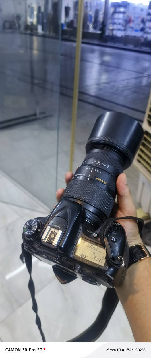 ​📸 إعلان بيع كاميرا احترافية Nikon + عدسة Sigma للتقريب
للبيع كاميرا Nikon (DSLR) غنية عن التعريف، بحالة ممتازة ومناسبة جداً للمصورين المحترفين وهواة التصوير الفوتوغرافي.

​تفاصيل العدة التقنية:

​جسم الكاميرا: كاميرا Nikon DSLR معروفة بدقة الألوان وسرعة الأداء في التقاط الصور.

​العدسة الأساسية: عدسة Sigma DG (العدسة الكبيرة) - عدسة احترافية ذات مدى زوم واسع (28-300mm كما هو موضح على هيكل العدسة)، وهي ممتازة لتصوير التفاصيل البعيدة (التقريب) وتصوير الطبيعة بوضوح عالٍ. 

​العدسة الإضافية: عدسة إضافية (العدسة الصغيرة) بمدى (18-55mm تقريباً)، وهي العدسة "الجوكر" التي تستخدم للتصوير اليومي، المناسبات، والبورتريه بفضل فتحة العدسة المرنة.

​مميزات إضافية:

​جودة التصوير: توفر العدسات دقة عالية في التفاصيل وإمكانية عزل احترافي للخلفية.

​التحكم: الكاميرا تدعم التحكم الكامل في إعدادات ISO وفتحة العدسة والسرعة، مما يمنحك حرية إبداعية كاملة.

​💰 السعر: 550 دولار.

📍 المكان: الأنبار - حصيبة الشرقية.

​للتواصل والاستفسار (اتصال أو واتساب):

📞 ***********
