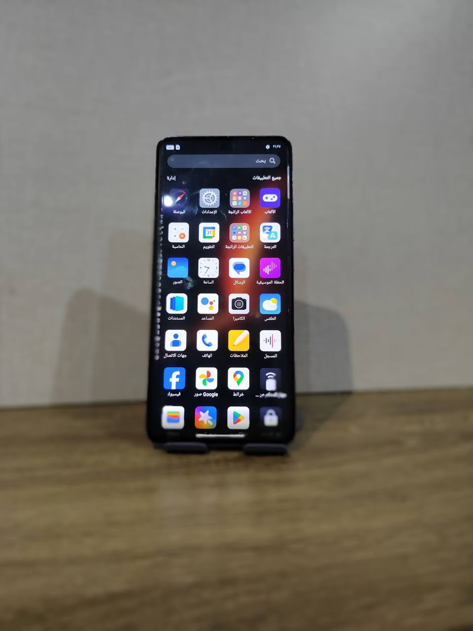 ​✨ للبيع: OPPO Reno10 Pro 5G (اللون البنفسجي الملكي المميز) ✨
جهاز أنيق جداً وبحالة مميزة، يجمع بين التصميم النحيف المنحني والأداء القوي، وخاصة لعشاق التصوير والبورتريه.

​💡 أهم مواصفات الجهاز:

​📱 الشاشة: شاشة منحنية ثلاثية الأبعاد (3D Curved) من نوع AMOLED بحجم 6.7 بوصة، تدعم 120Hz لسلاسة فائقة في الألعاب والتصفح 120 فريم ببجي 

​📸 الكاميرا الخلفية: ثلاثية احترافية: 

​عدسة أساسية بدقة 50 ميجابكسل مع مانع اهتزاز بصري (OIS) بمستشعر سوني القوي.

​عدسة بورتريه وتصوير قريباً بدقة 32 ميجابكسل (تضمن صور عزل واضحة جداً).

​عدسة واسعة بدقة 8 ميجابكسل.

​🤳 الكاميرا الأمامية (السيلفي): بدقة 32 ميجابكسل لصور سيلفي عالية الوضوح. 

​⚡ البطارية والشحن: بطارية تدعم الشحن السريع الخارق SUPERVOOC بقدرة 80 واط (يشحن نصف البطارية تقريباً في 10 دقائق فقط). 

​⚙️ المعالج والذاكرة: معالج Snapdragon 778G 5G قوي وسلس في الألعاب والمهام اليومية، مع ذاكرة رام 12 جيجابايت ومساحة تخزين 256 جيجابايت.
سعره 470 وبي مجال رقم *********** 
 تره الجديد مالته 725
