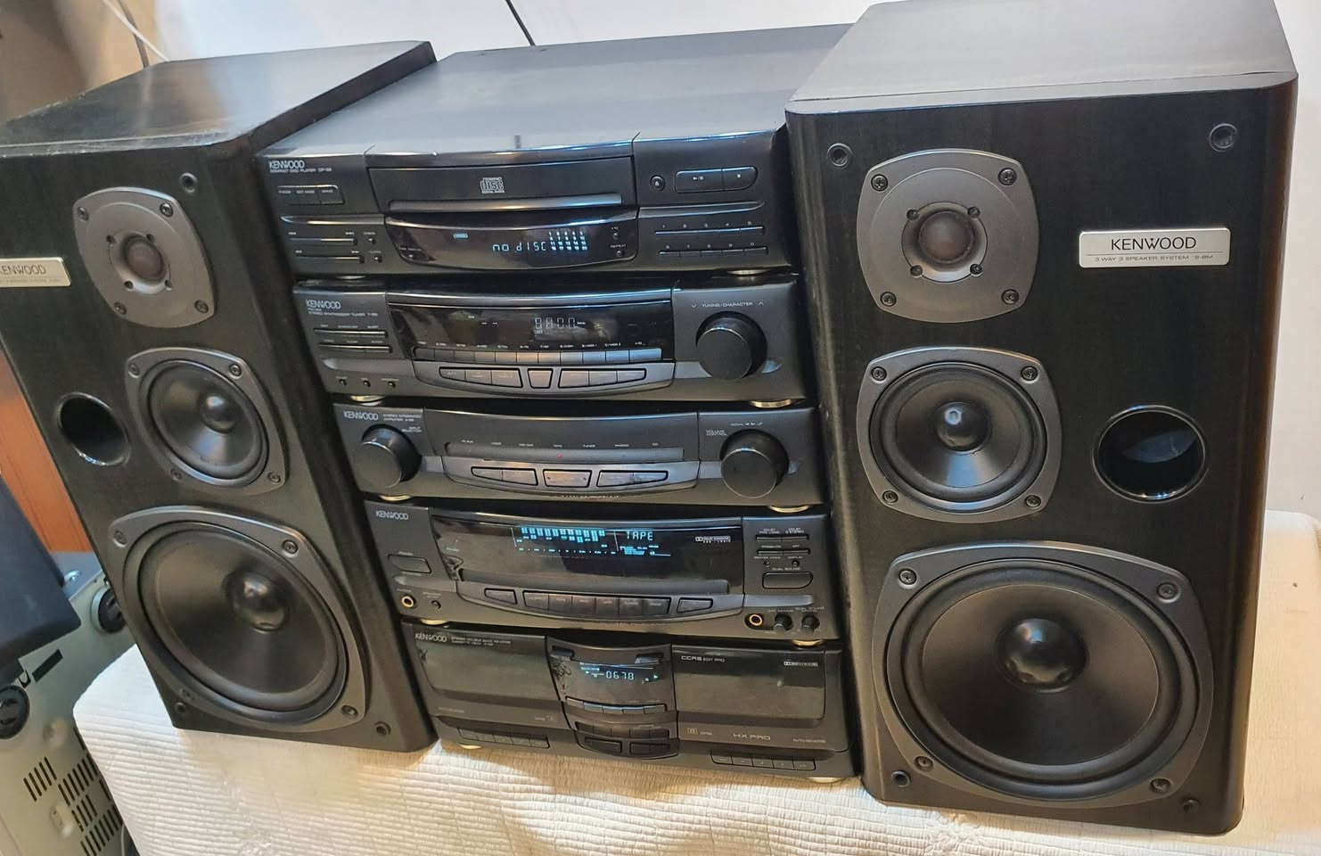 سستم كنود جهاز كلش نضيف 
كلة شغال فقط السي دي غير شغال 
كهرباء ١١٠ مع المحولة 
مع قطعة بلوتوث خارجية 
   للإستفسار     *********** او مراسله الصفحة
