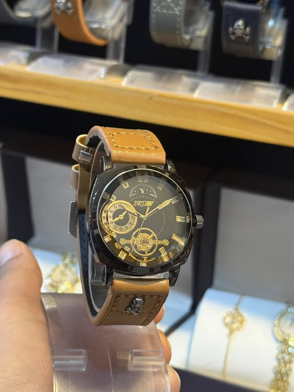 #عروضنا للعيد ساعات رجالي ونسائي 
        فقط ب 5 
الانبار هيت حي الجمعيه شارع حامي مقابل مجمع الملكه 
***********
