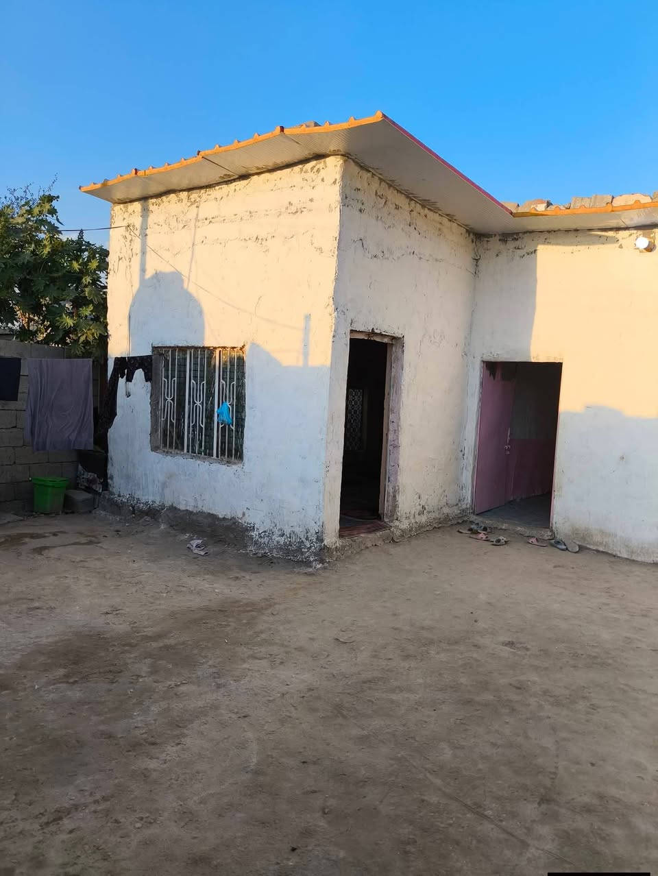 السلام عليكم اعادة نشر بسبب ضروف المشتري بيت للبيع المكان حي سكينه المساحه 200 يحتوي على غرفتين نوم +مضيف +صاله +حديقه السعر 16 مليون وبي مجال  ***********
