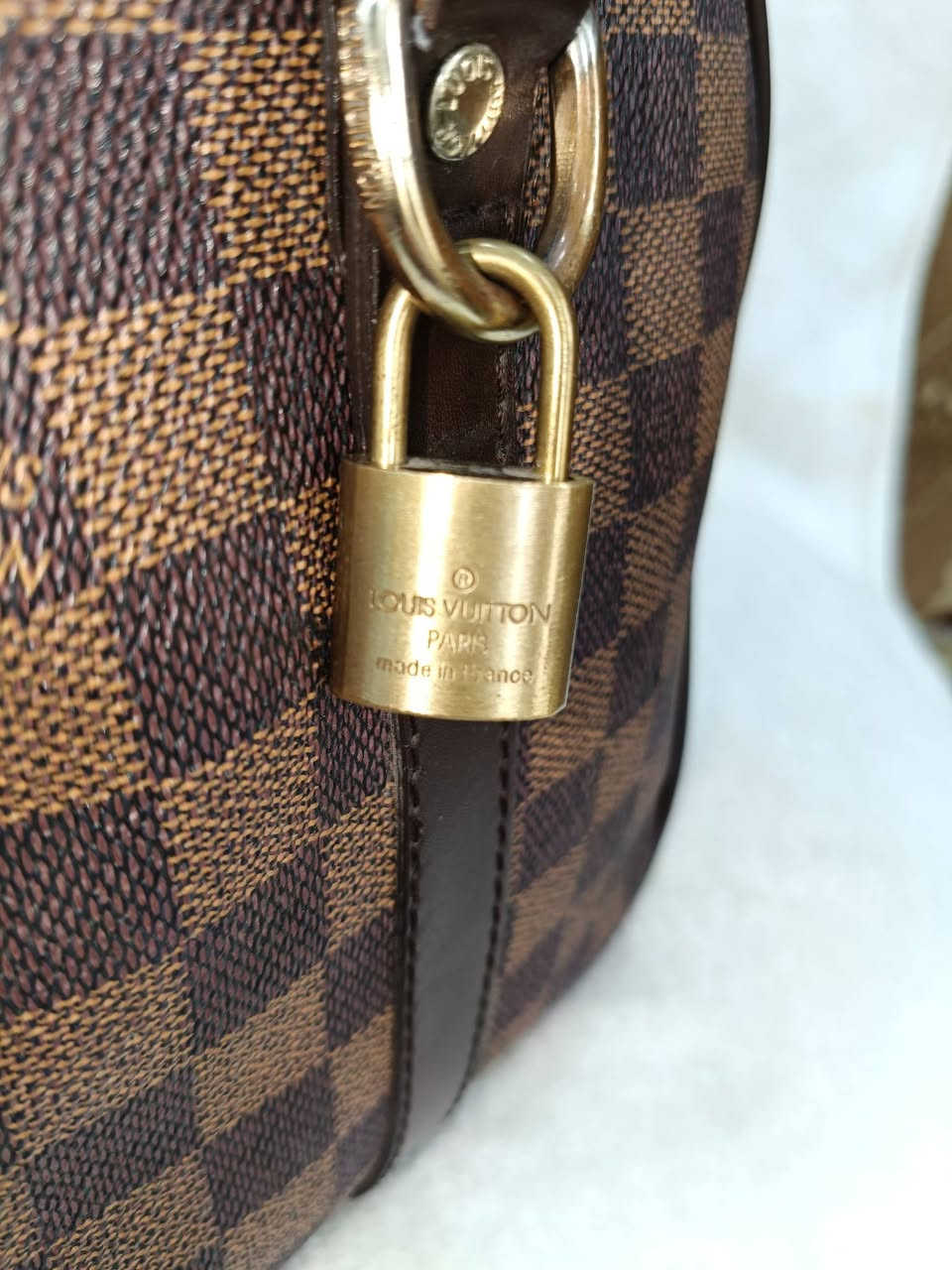 جنطة سفر لويس فيتون الأصلية مثل إذا حالة جيدة نظيفة سعرها 700 – 1500 دولار تقريبا
وإذا حالة ممتازة جدًا مع إكسسواراتها 1200 – 1600 دولار
أما حالة عادية مع خدوش واضحة سعرها 450 – 800 دولار

أما مثل هاي الجنطة المعروضة (تقليد نظيف)  درجة أولى / جودة عالية سعرها مابين  90 ألف – 200 ألف دينار عراقي تقريبا اني رايدتها ب٥٠ ألف مع التوصيل


**إذا كنت صاحب هذا الإعلان وتريد حذفه لأي سبب، رجاءا أرسل رسالة إلى الدعم الفني**