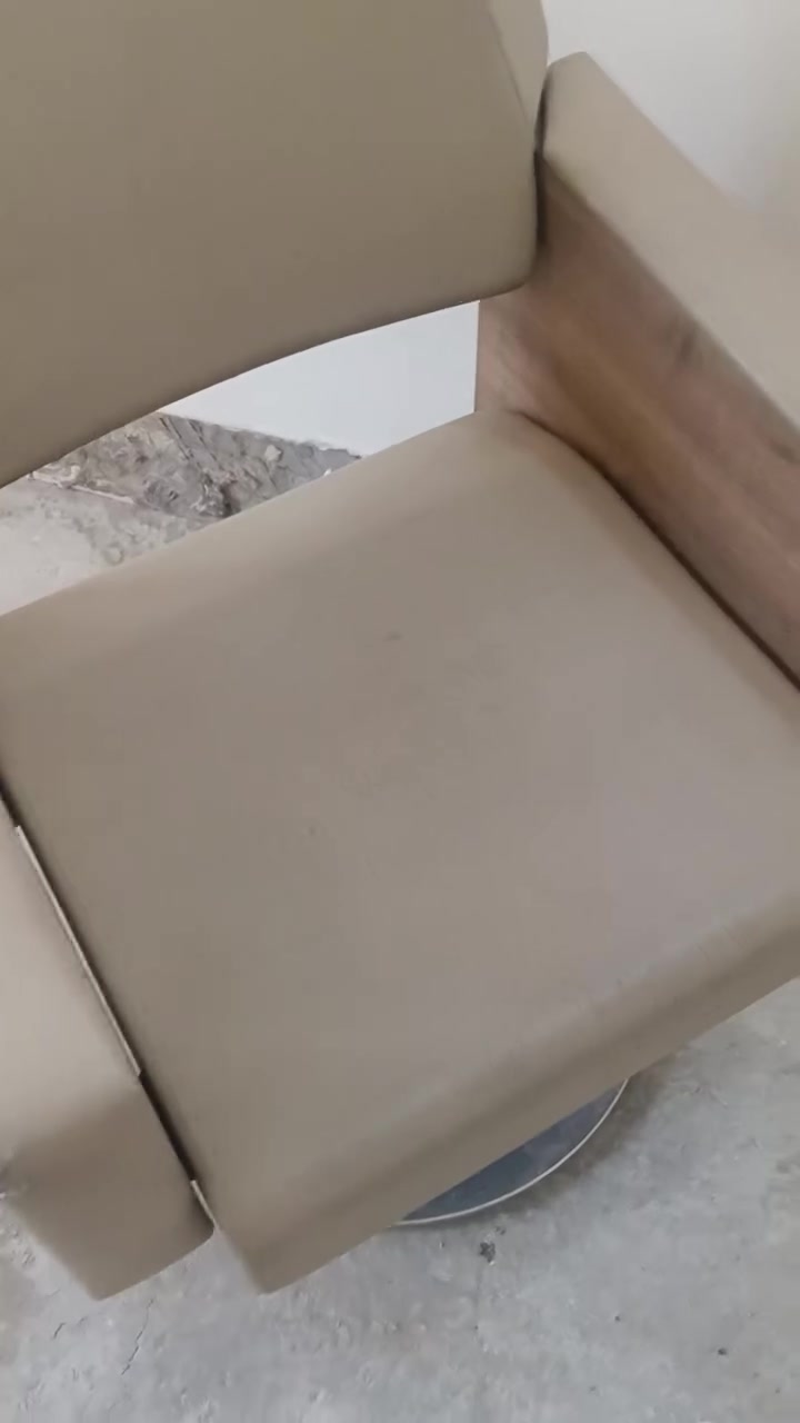 كرسي مستخدم نظيف للبيع سعر 100وبيه مجال ***********تواصل
