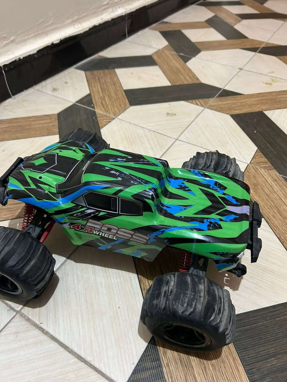 هذه سيارة سباق مونستر تعمل بالتحكم عن بعد طراز MT660 من ماي تويز هوبيواي تايفون.
• تتميز بتروس معدنية شديدة التحمل مع تصميم تروس تفاضلي.

• مزودة بعمود محرك أمامي عالمي CVD يوفر سرعة وقوة إضافية.

• تأتي مع بطاريه ليثيوم أيون بقوة 7.4 فولت و 1500 مللي أمبير في الساعة لوقت لعب إضافي.

• السيارة ذات دفع رباعي (4WD).

السعر خاص


**إذا كنت صاحب هذا الإعلان وتريد حذفه لأي سبب، رجاءا أرسل رسالة إلى الدعم الفني**