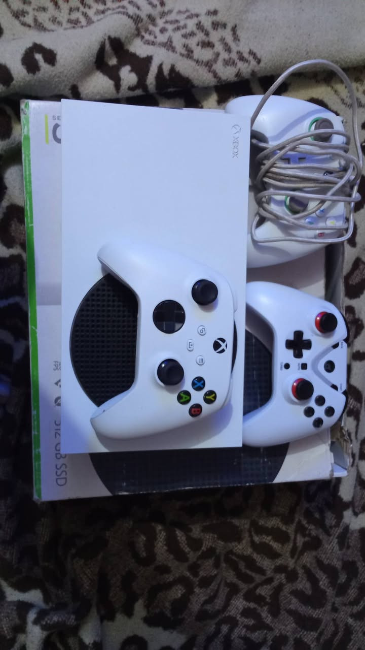 السلام عليكم اكس بوكس سيري اس يجي وياه تلاثه يدات الاصليه بيها مشكله بل كير جهاز نظيف  ملحقات كامله سعر  350 وفي مجال بسيط مكاني بغداد الحسينيه .


**إذا كنت صاحب هذا الإعلان وتريد حذفه لأي سبب، رجاءا أرسل رسالة إلى الدعم الفني**