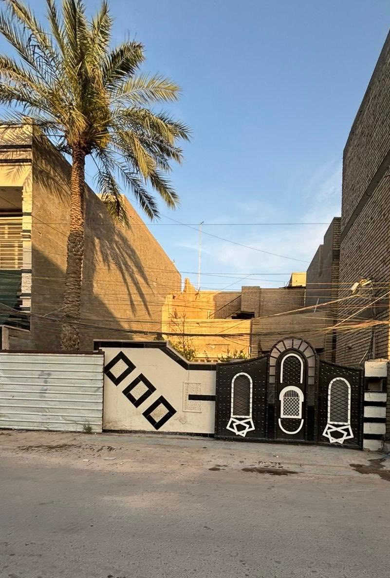 بيت للبيع  صالح للسكن يباع قطعة ارض المساحه 200م واجهه 10م النزال 20 يباع بالكامل او يتقطع نصفين بمساحه 100 م واجهه 5م موقع مميز على شارع عريض ومساحات مفتوحه الموقع النواب نهاية شارع لحوم الحوراء للاستفسار الاتصار على الرقم 
***********
