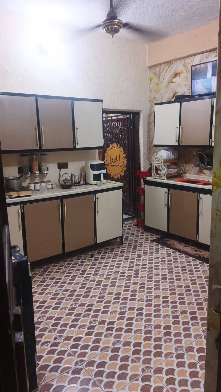 السلام عليكم بيت منطقه  حي الظباط يم قسم البلدي حي سعيد للبيع مساحه 450 ////5 غرف نوم 💤 البيت لاول الكيلودر مساحه 10 /4 ونص وللصاله 9/4 نزار 30 واجهه 16 بيت عباره عن بيتين  اربع غرف وصالتين حجم جبير  متر البيت الثاني كليدور 5/4  الثانيه الصاله 5/8 متر  هول  الثاني 5 /4 بمطابخ سيراميك. درجه منتازه  عدد اثنين حدائق اثنين مساحه 100 صحيات عدد اثنين خارجيات  وصحيات عداد واحد داخل البيت عبار عن ///صب طابوك /ا//1لسعر على الخاص رقم الهاتف ***********
