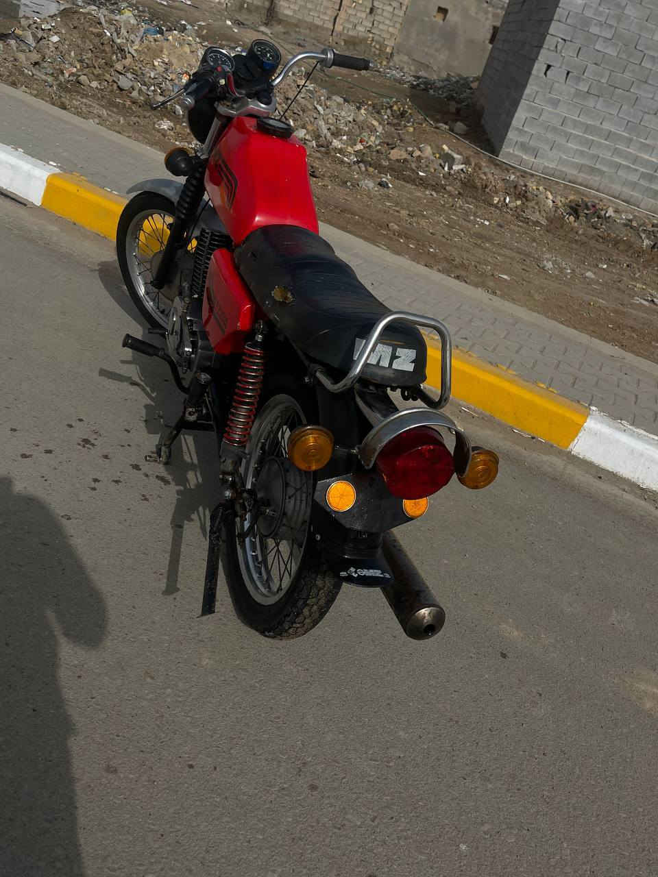 السلام عليكم 
دراجة 82 MZ للبيع (بدون) 
الكهربائيات كلها شغالة السايس ما معروف وبيها لحيم بسيط جوة الكشن 
 السعر/ مليون و300 وبيها مجال المكان/ ميسان ـــ العمارة 
للأستفسار : ***********
