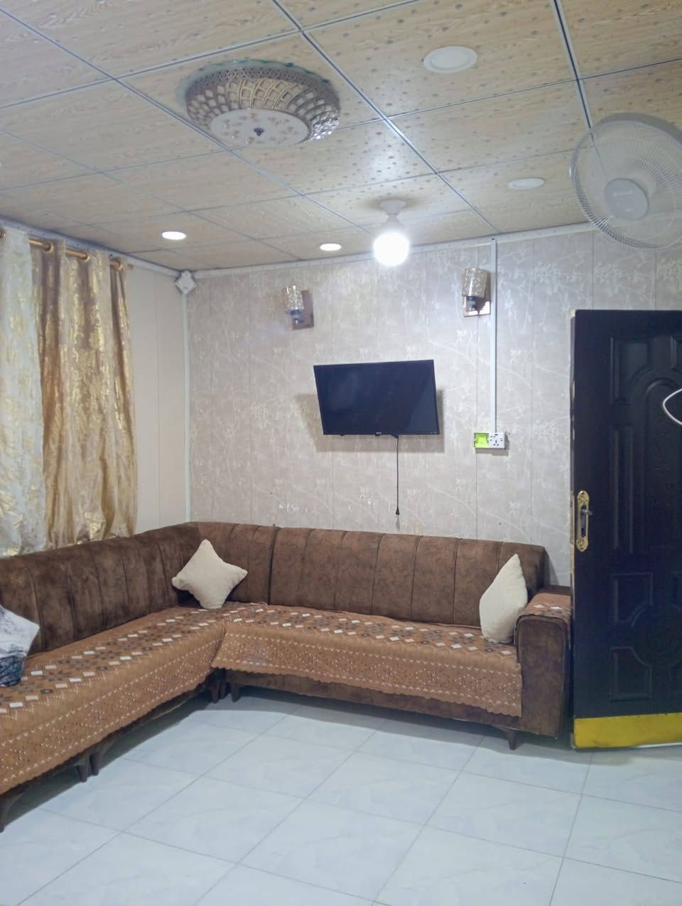دار للبيع العنوان الديوانية شارع الوكفه القديم خلف الطاقه الكهرباء المساحه ١٠٠ للستفسار الانتصار على الرقم ***********
