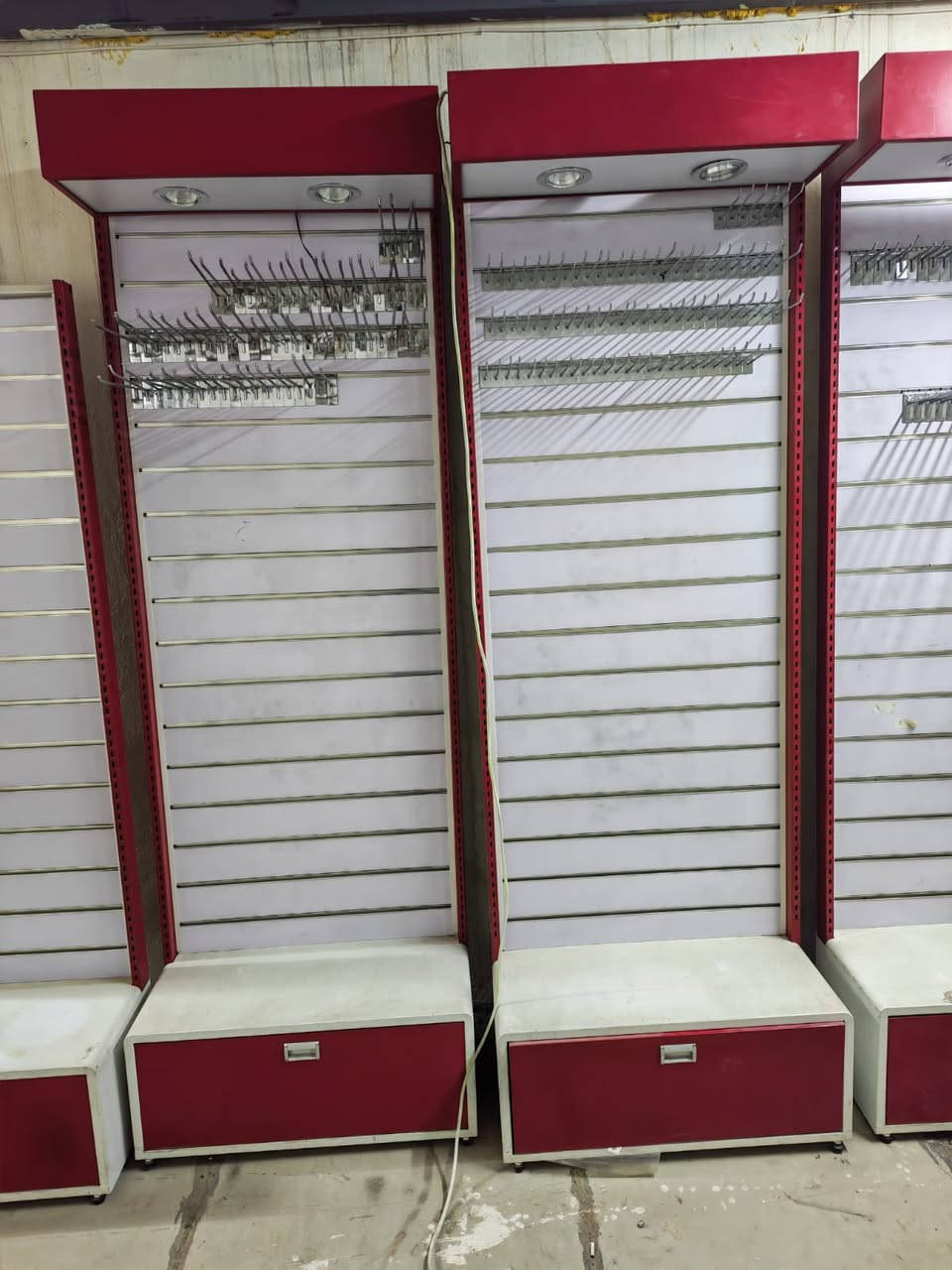 السلام عليكم عارضات ملابس للبيع مستعمله بحاله جيدا جدا السعر المطلوب بلقطعه الواحده ٥٠,٠٠٠ الف 
للاتصال ع الرقم : ***********
