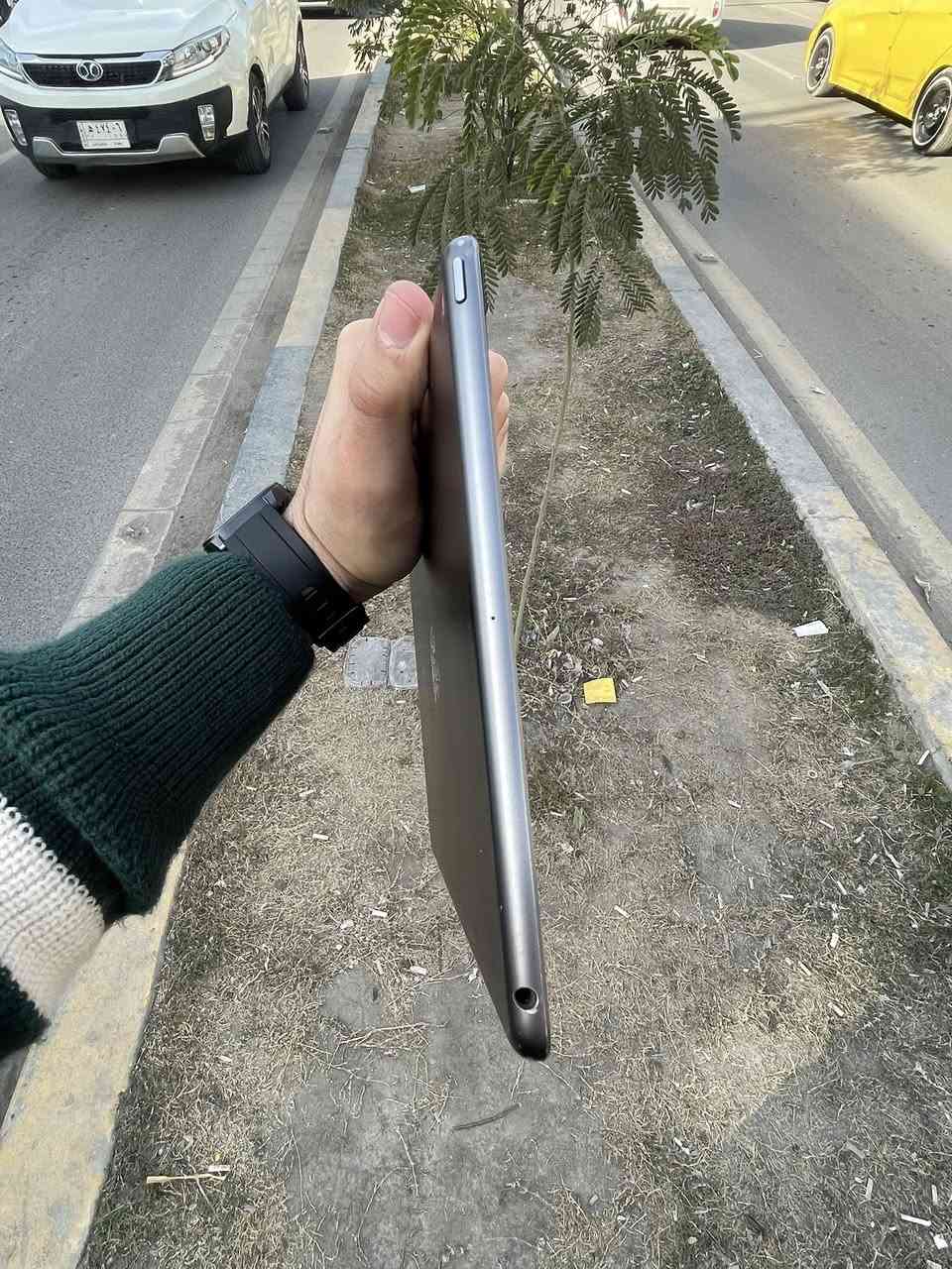 ايباد ابل الجيل ٧ ذاكره ١٢٨ كلشي بل جهاز شغال ومابي مشكله
سعره كلش مناسب للأستفسار 
***********
