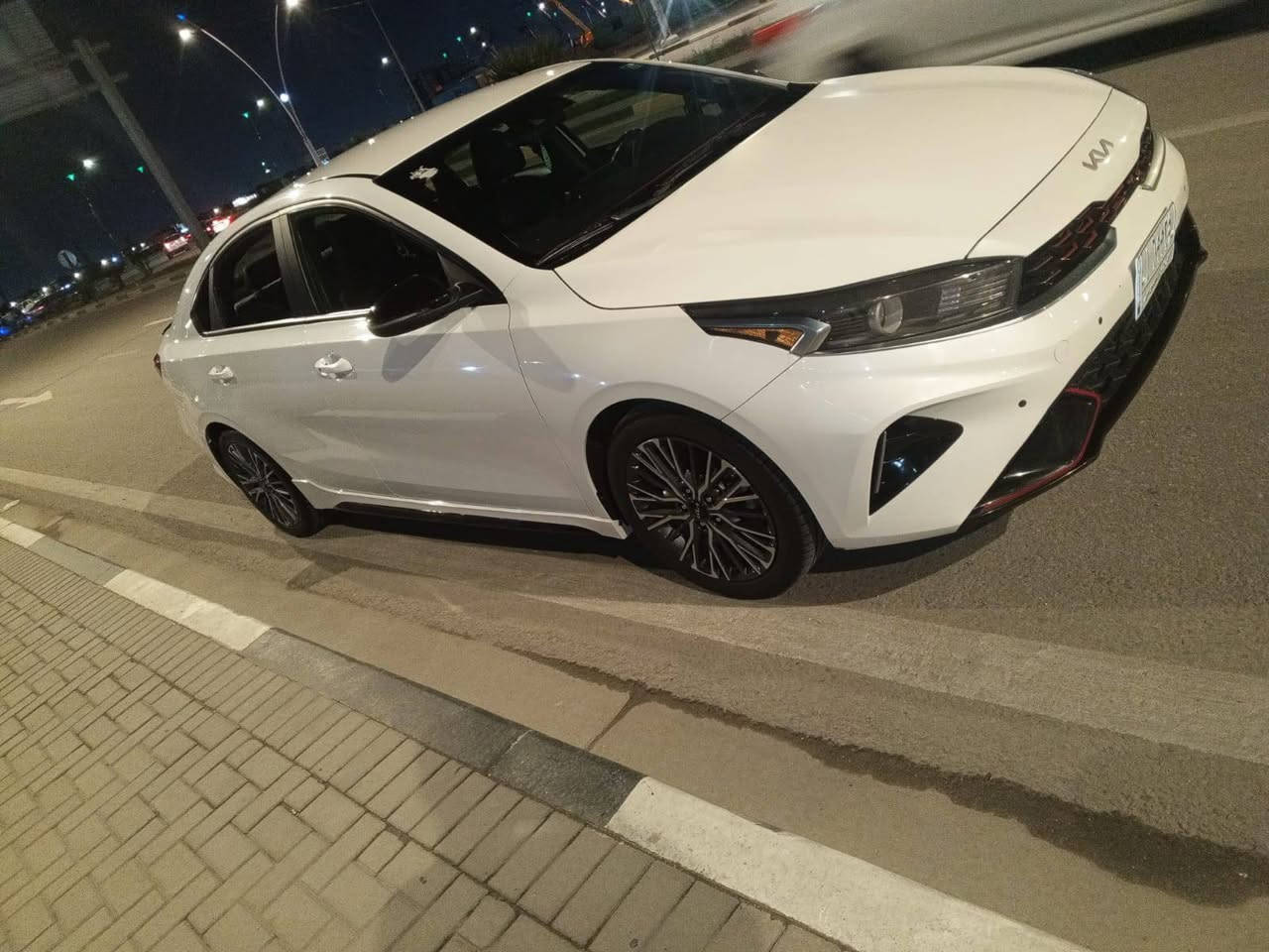 فورتي 22جيتي لاين معوقين حادث باب وجاملغ جهة السائق تبديل وصبغ توحيد لون جاملغ الخلفي سمكره وصبغ حادث بسيط بشكل مواصفات جيتي معروفه *********** سعر ١٣٥
