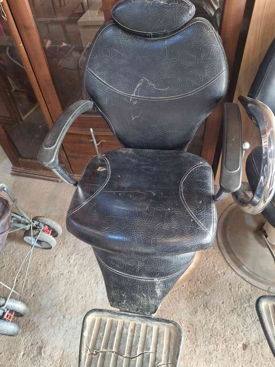 السلام عليكم.....
متوفر غراض صالون حلاقه كامل 
ميز مرايه مع كومدي عدد ٢
كراسي حلاقه عدد ٢
مغسله كرسي . جهاز تبخير .نص تخم جلد 
غراض نضيفه بدون اي ضرر 
تريدهن كلهن او اي قطعه عادي 
الصويره شارع السبيس مقابل حسينية أئمة البقيع
***********
