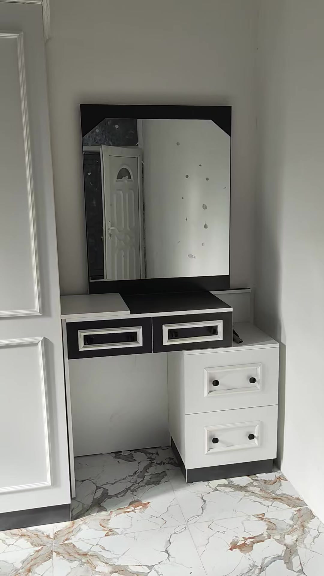 ارسم غرفة احلامك ونحن من يصممها على الواقع 
شغلنا اليوم  ... حسب الاختيار  .. ضمان 5 سنوات 
غرفة نوم شغل درجة اولى 
خشب تركي ماركة كاستمونا 
جرباية بابلز 
نرمادة 3D  الماني ضمان حقيقي 
شريط لاصق تركي ضمان حقيقي 
الكنتور 3 قطع لضمان النقل والمتانة 
السعر مليون و 600 
العنوان خانقين داره كوناره 
مقابل محطة كه لات لتعبئة ماء الشرب 
***********
