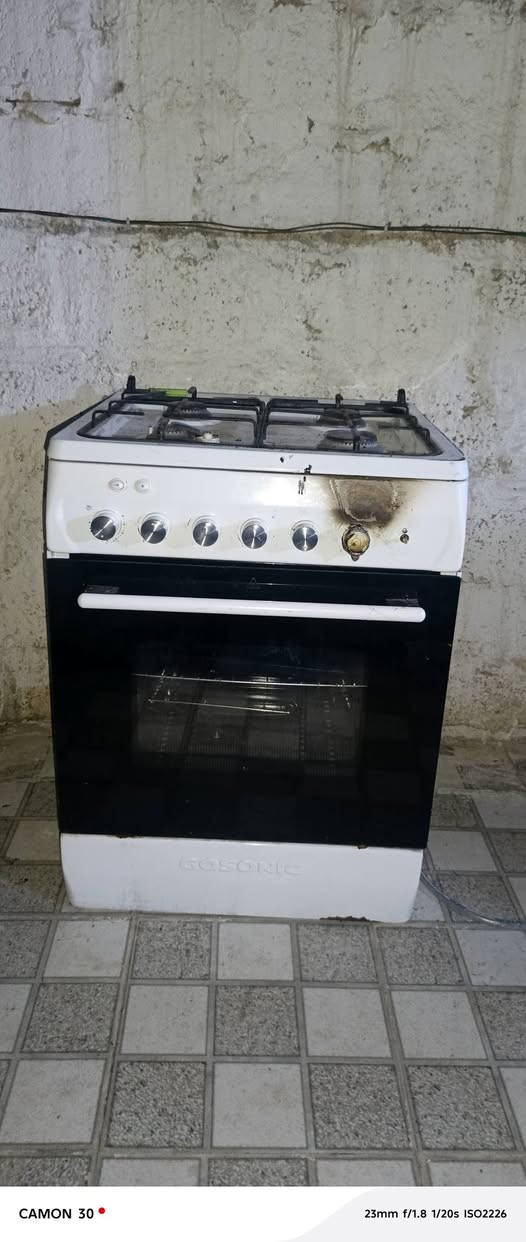طباخ نظيف اربع عيون غاز وكهرب مكان موصل الفرن 
الجوه شغال***********  السعر 55 وبي مجال
