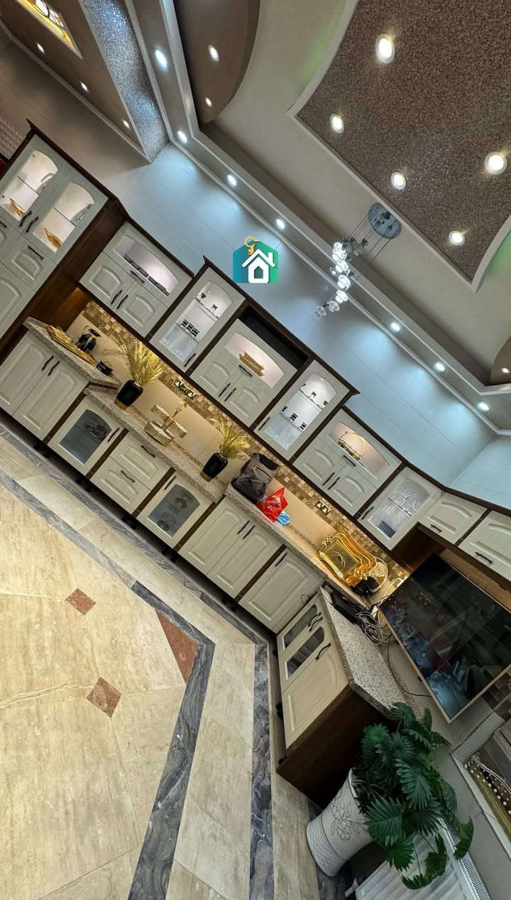 دار للبيع حديث سنة ألبناء 2023
مساحه 320 م واجهه 10.75 م نزال 30 م 

يحتوي على 5 نوم . صالة . مطبخ . حار بارد . خدمات عدد 5
يحتوي ايضاً على غرف ماستر مناور عدد 2 . كراج . حديقه بناء درجه أولي 

في شارع فلسطين شارع نافذ واسع 
موقع . المكتب شارع فلسطين تقاطع الصخره قرب مختبرات النخبة اللاستفسار الاتصال ***********✨***********

نستقبل كافة العروض السكنية والتجارية 🏢🏠

#بيع #شراء #لاارضي #ايجار #تعقيب #معملات #مقاولات
