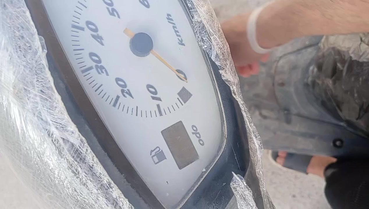 سلام عليكم عصفورية جاهزة للخير عوزها بس باتري وشوتة كهربائيات كلها شغالة اشاير عداد سرعة عداد بانزين  دبلات رياضي صالنصة رياضي السعر 180 وبيها مجال مكاني بغداد مدينة الصدر ***********
