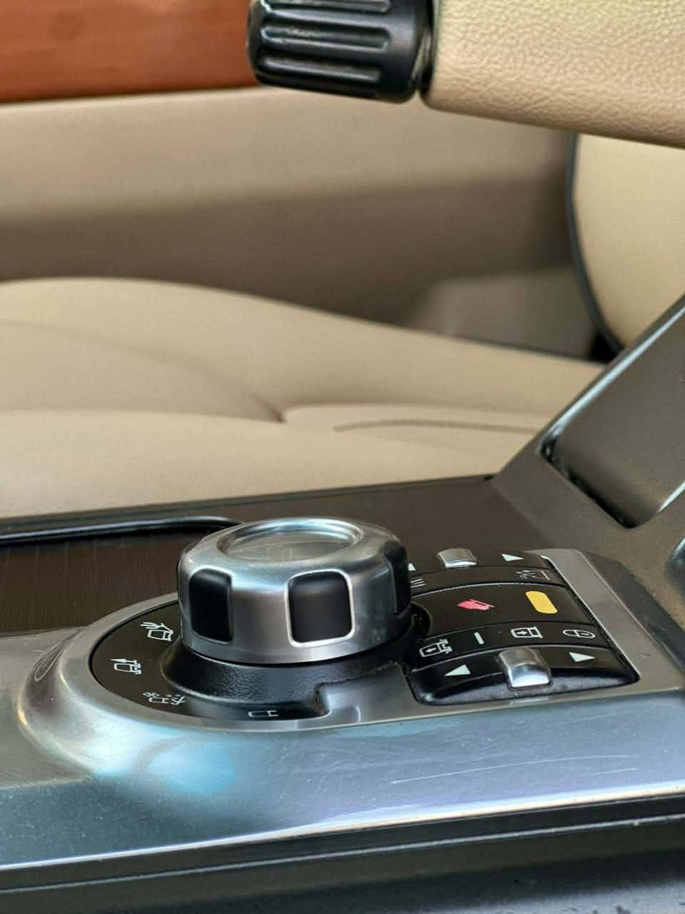 رانج روفر فوك 2012 لون اسود
رقم بغداد مميز بأسمي تحويل مباشر
ماكو هيجي بالسوق 
ماكو هيج نضافة بالسوق 
محرك بدون سوبر ارغب محرك (مفتوح بس بشرط بدون اي مصرف)   
سيارة وكالة خليجية ضمان دولي
مكفوله كفاله عامله
بدون دواخل بدون ايرباك
بيع او مراوس
💎 ســعــر 165
للتواصل ***********
مواصفات 
 بصمة 
سلايد
داخل بيجي
كشنات كهرباء 
كشنات تدفئة
كشنات جلد 
شاشة 
خمسة كاميرا ٣٦٠ درجة
شاشة مال كيج اندرويد 
دبلات جبريس صاعد و نازل حسب رغبة
CD changer 
DVD 
سيستم صوت سماعات
سترين تدفئة 
ستيرن تحكم فوول اوبشن
اربع نضام قيادة (صحراء و ثلج و جبال و ستاندارد
