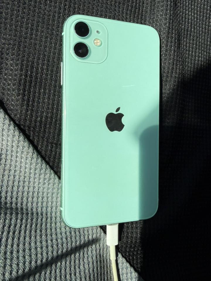 سلام عليكم ايفون 11 عادي ذاكره 128البطاريه 92 مبدل شاشه اصليه جهاز نضيف  السعر 220 بي مجال *********** البيع او مراوس بغداد جميله او شارع فلسطين
