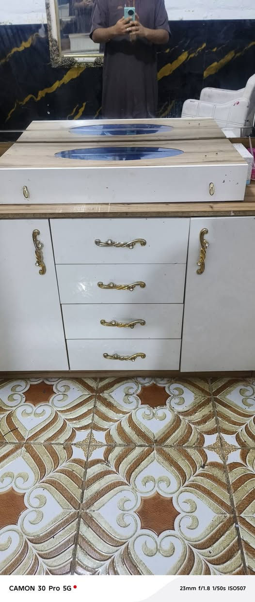 ميز تواليت مال صالون ابو النشره اخو الجديد للبيع السعر 125 الف الشراي يتصل ***********
