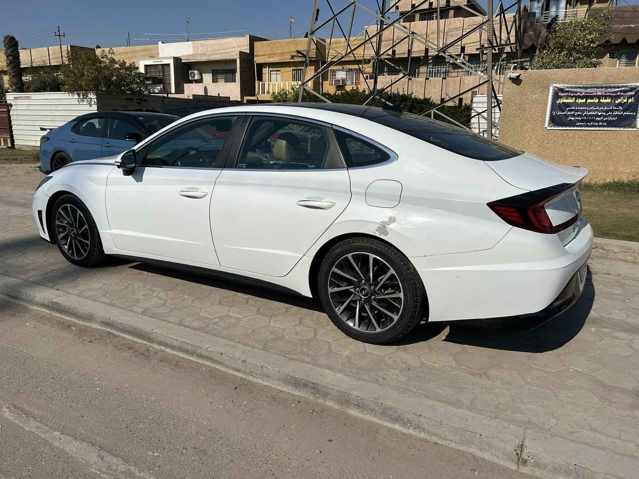 سوناتا 2021 اعلى فئه بالسوناتا كشنات تدفئه وتبريد ورادارات وخمس كامرات وداته شو وبعد بيها كلش هواي مواصفات 
السياره وارد امريكي حادثها فقط دعاميه اماميه وطلع بيها قطعتين كلير من امريكا وصور الحادث 
بالمنشور
مكينتها اقتصاديه 1600 تيربو طياره 
رقمها بغداد باسمي
مكاني الغزاليه 
سعرها 183$
الله شاهد السياره على ايدي ومابها نقص اي شي سياره كلش جديده 

رقمي ***********
