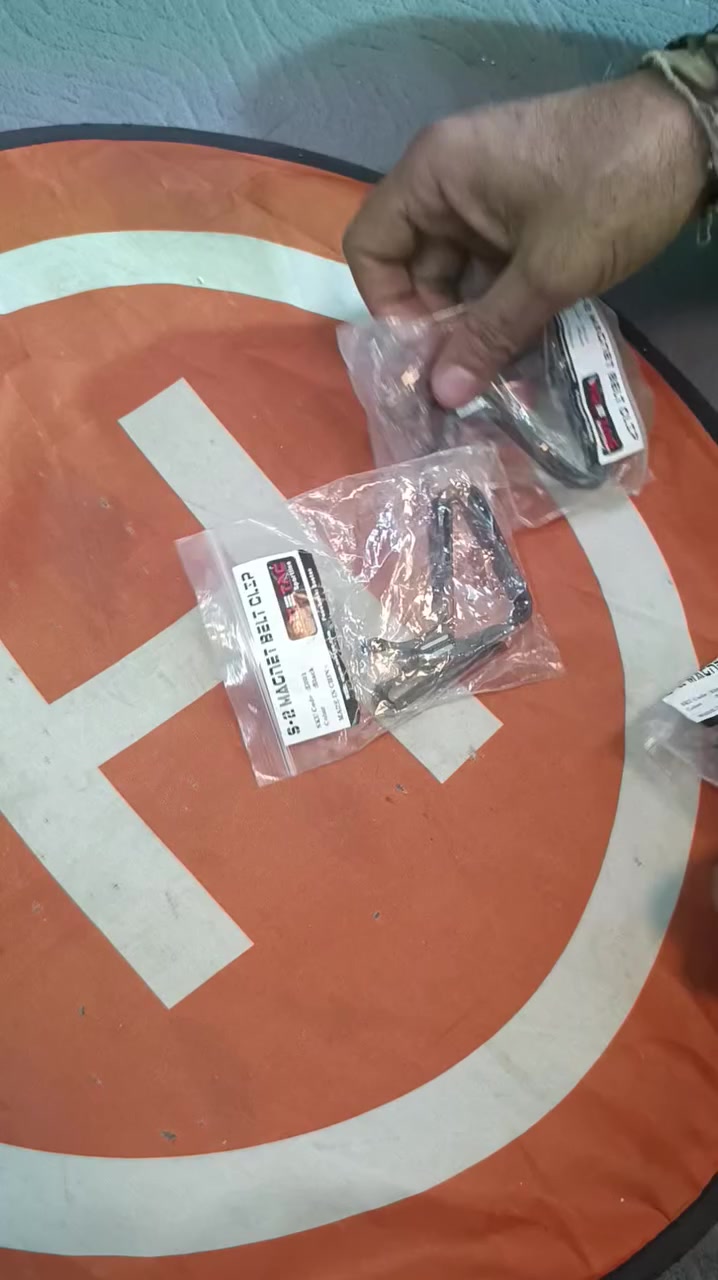 تعلاكة بالشكل هذا داخلها مغناطيس


**إذا كنت صاحب هذا الإعلان وتريد حذفه لأي سبب، رجاءا أرسل رسالة إلى الدعم الفني**