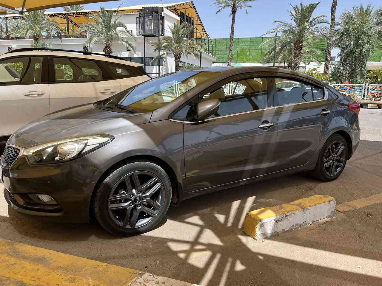 سيراتو 2014 خليجي
فول مواصفات، بصمة ، فتحة ، شفتات ستيرن ، تبريد قطعتين   …. الخ بدون صبغ 
ب108
***********
