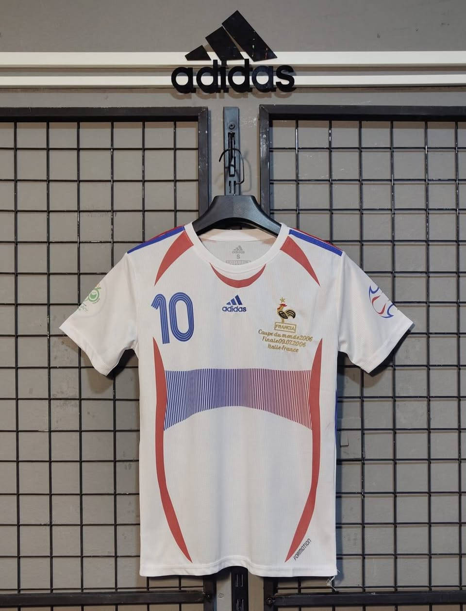 السلام عليكم متوفر شلعة دريسات عددهم 20 قطعة تركي قياس مشكل فقط دريس مشكل اندية سعرهن 120 الف الي يريدهن يراسلني خاص   او واتساب ***********
