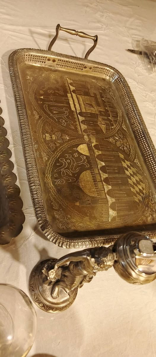 السلام عليكم البيع شلع السعر 75 الف العنوان كراده شارع النضال مجاور مستشفى بغداد  تلفون ***********
