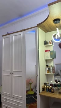 غرف نوم للبيع مع اغراض بيت لغرض السفر الغرفه الاولى ام نفر بها ٢ سرير ...